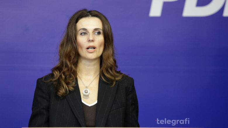 PDK me aksion simbolik, deputetët qëndrojnë në sallë pas dështimit të seancës