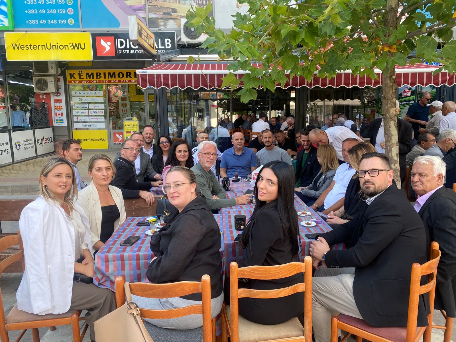 Ekrem Hyseni me deputetë dhe kandidatë për Asamblenë Komunale në takim me qytetarë në Podujevë