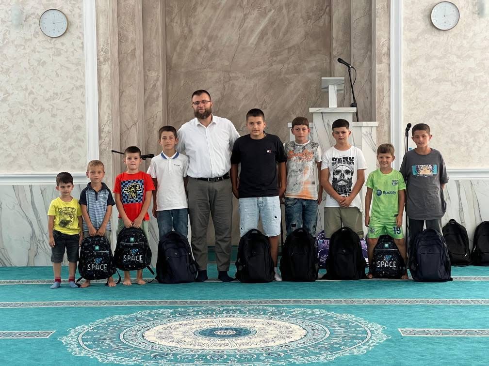 Xhamia e fshatit Revuçë shpërndan çanta me pajisje shkollore për nxënësit