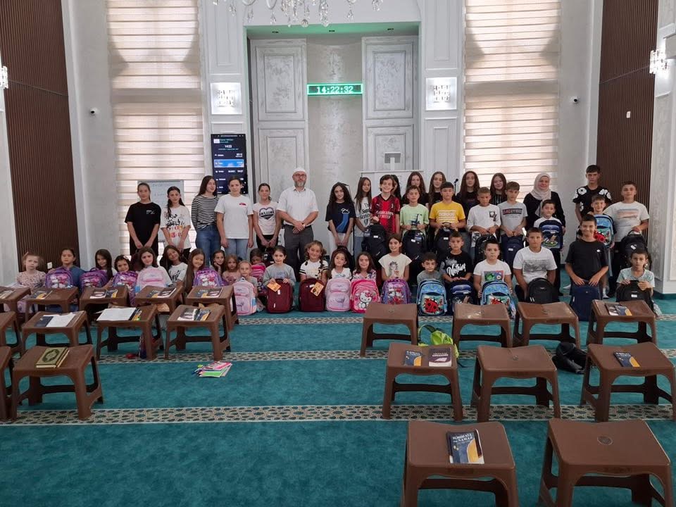 Xhamia “Urtësia” në fshatin Llugë shpërndan çanta shkollore për 52 nxënës