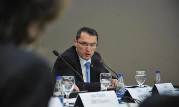 Bajram Gecaj ‘godet’ Kurtin pas marrëveshjes Tahiri – VV: Ai i përtyp njerëzit si çamçakëz