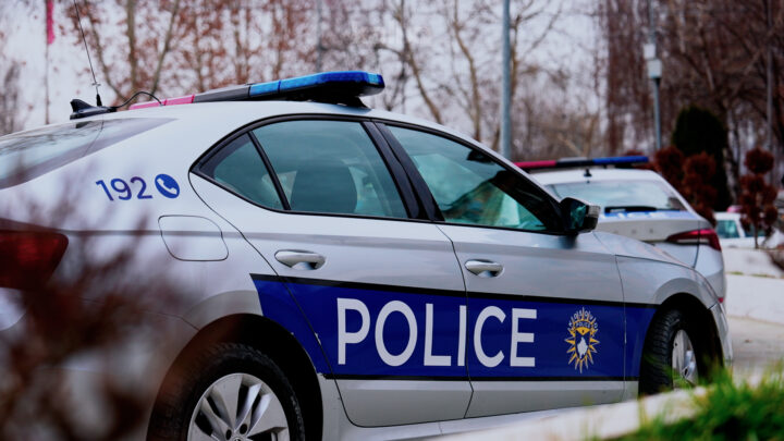 Bastisje në Podujevë: Gjatë kontrollit në shtëpinë e një të dyshuari, gjendet armë, drogë dhe pajisje të dyshimta