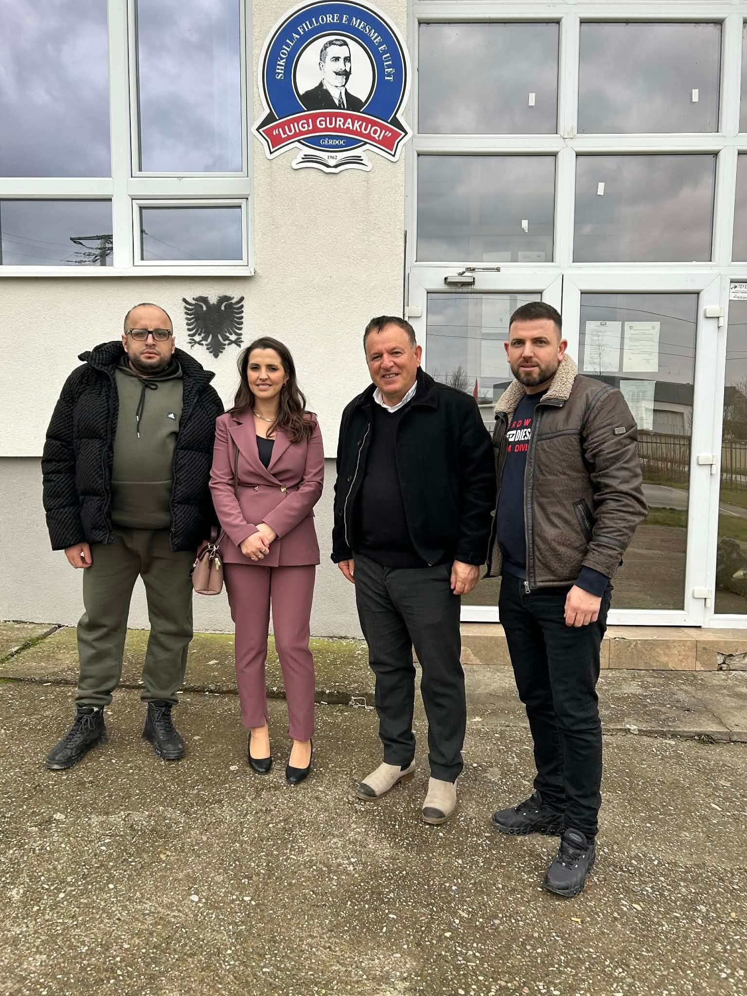 Në Podujevë, Fondacioni “Besëlidhja” realizon shpërndarjen e veshjeve dimërore për nxënësit në nevojë