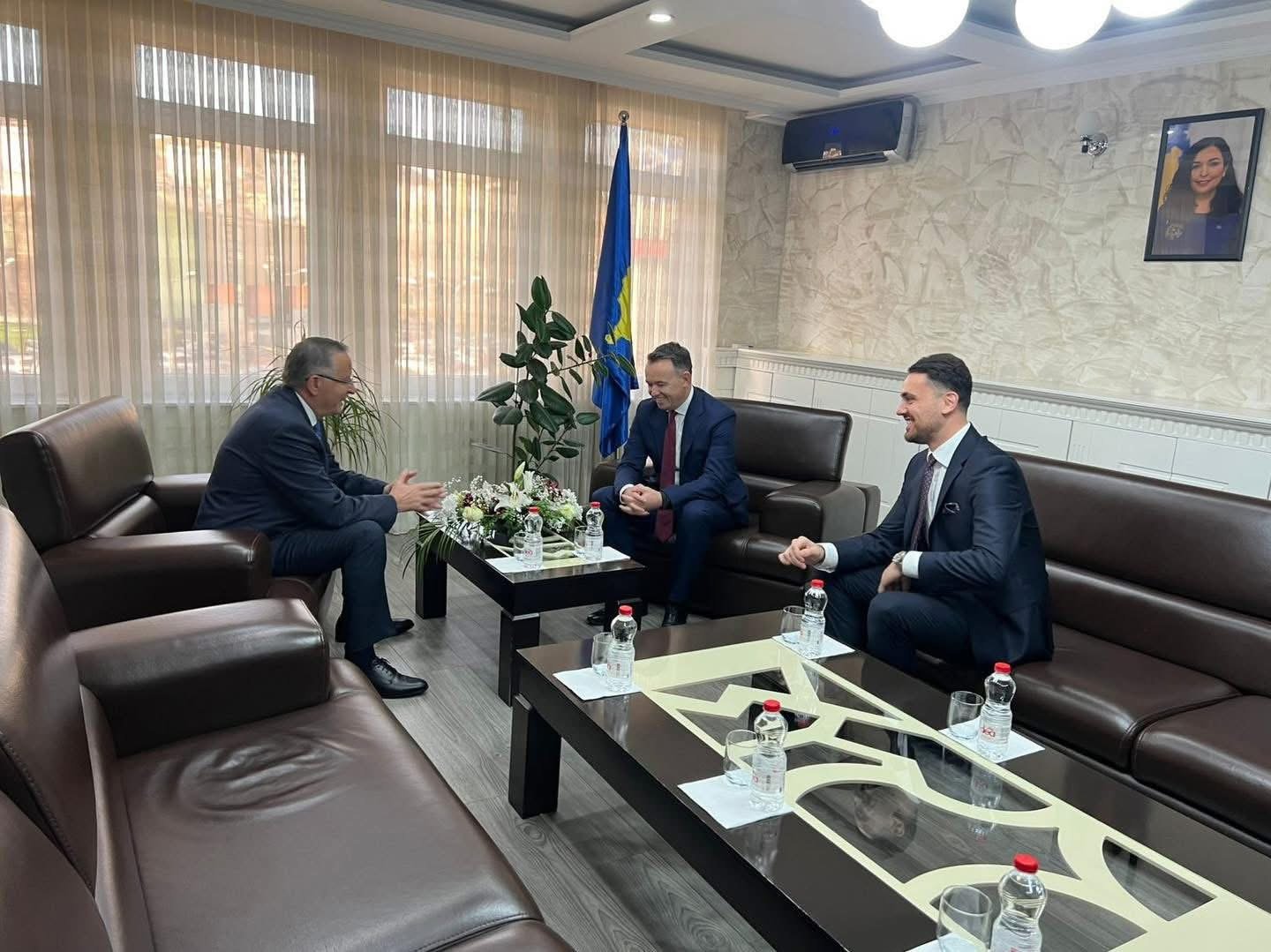 Hamza pret në takim Faton Pecin dhe ia dorëzon pozitën e kryetarit