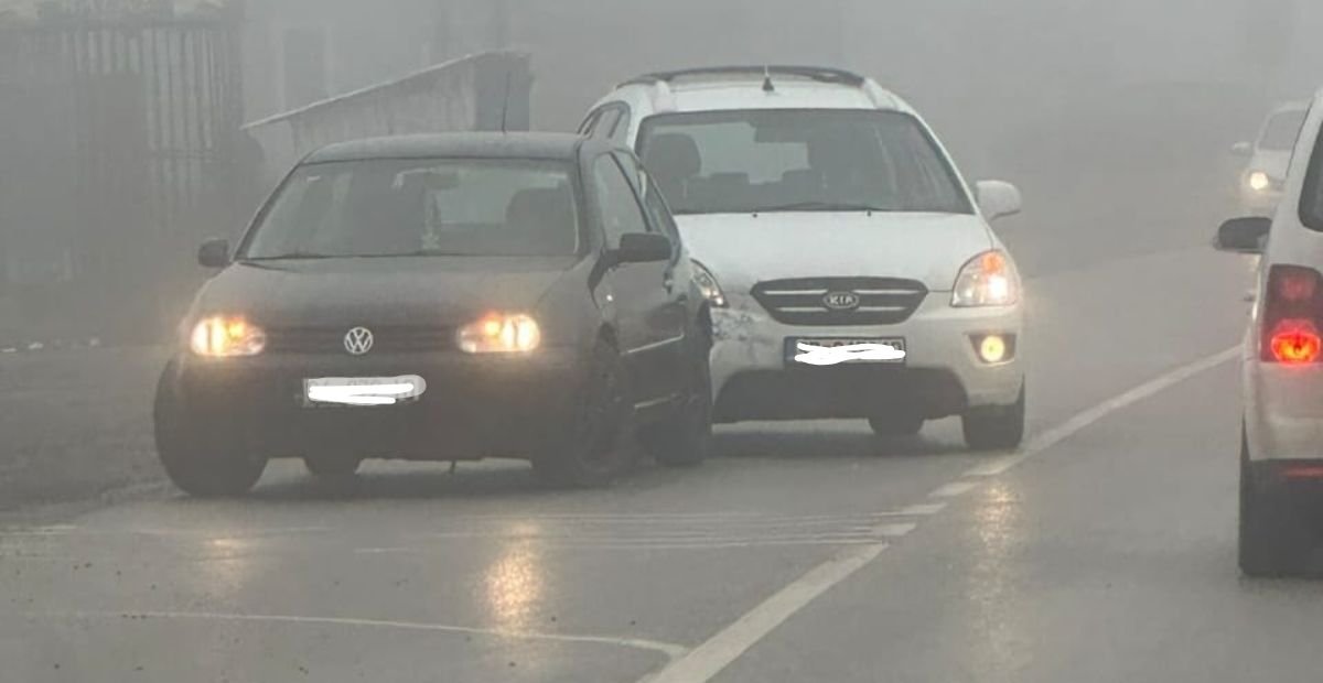 Aksident trafiku, përfshihen dy vetura