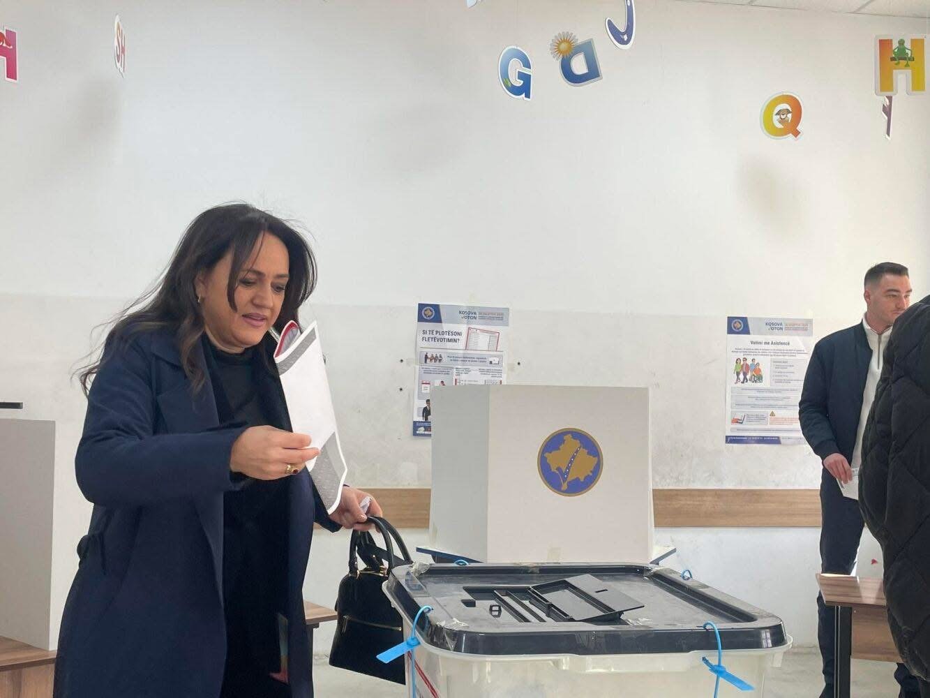 Voton Violeta, gruaja e Kadri Veselit