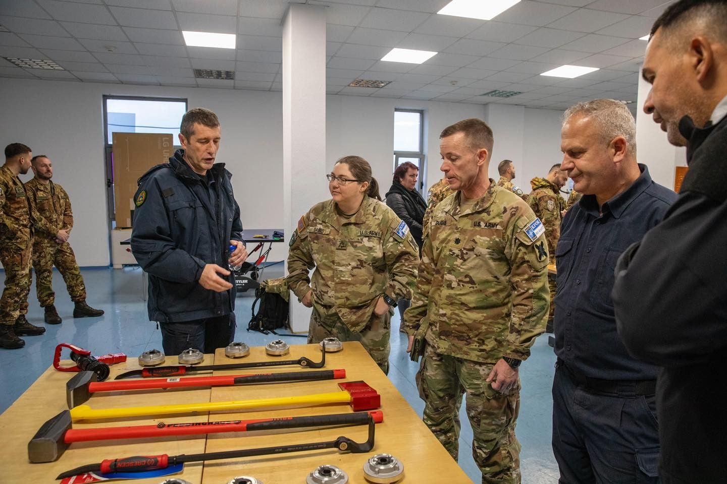 KFOR dorëzon pajisje të reja zjarrfikëse për Departamentin e Zjarrfikësve të Prishtinës