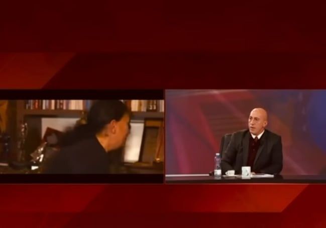 Ramush Haradinaj përlotet derisa sheh videon e nënës Rukë duke vajtuar për djemtë e vrarë