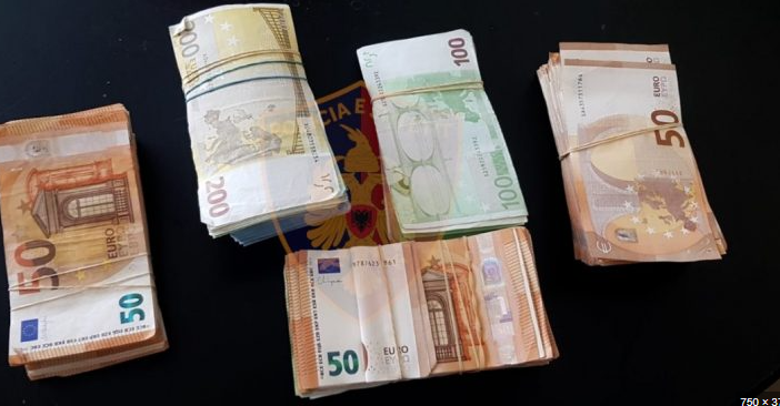 Sekuestrohen mbi 130 mijë euro në një veturë në Çagllavicë, intervistohen të dyshuarit