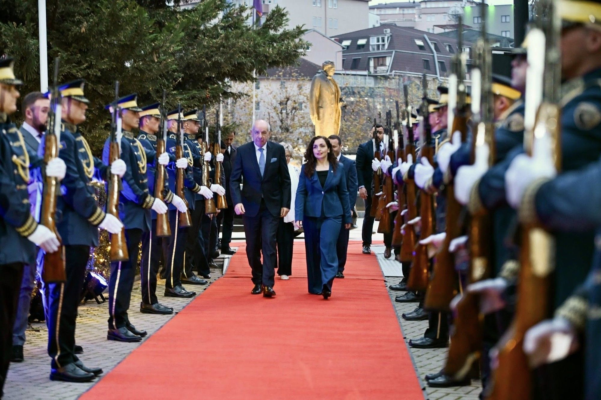 Presidenti i Hungarisë nis vizitën e parë zyrtare në Kosovë, Osmani i kërkon ndihmë për heqjen e masave