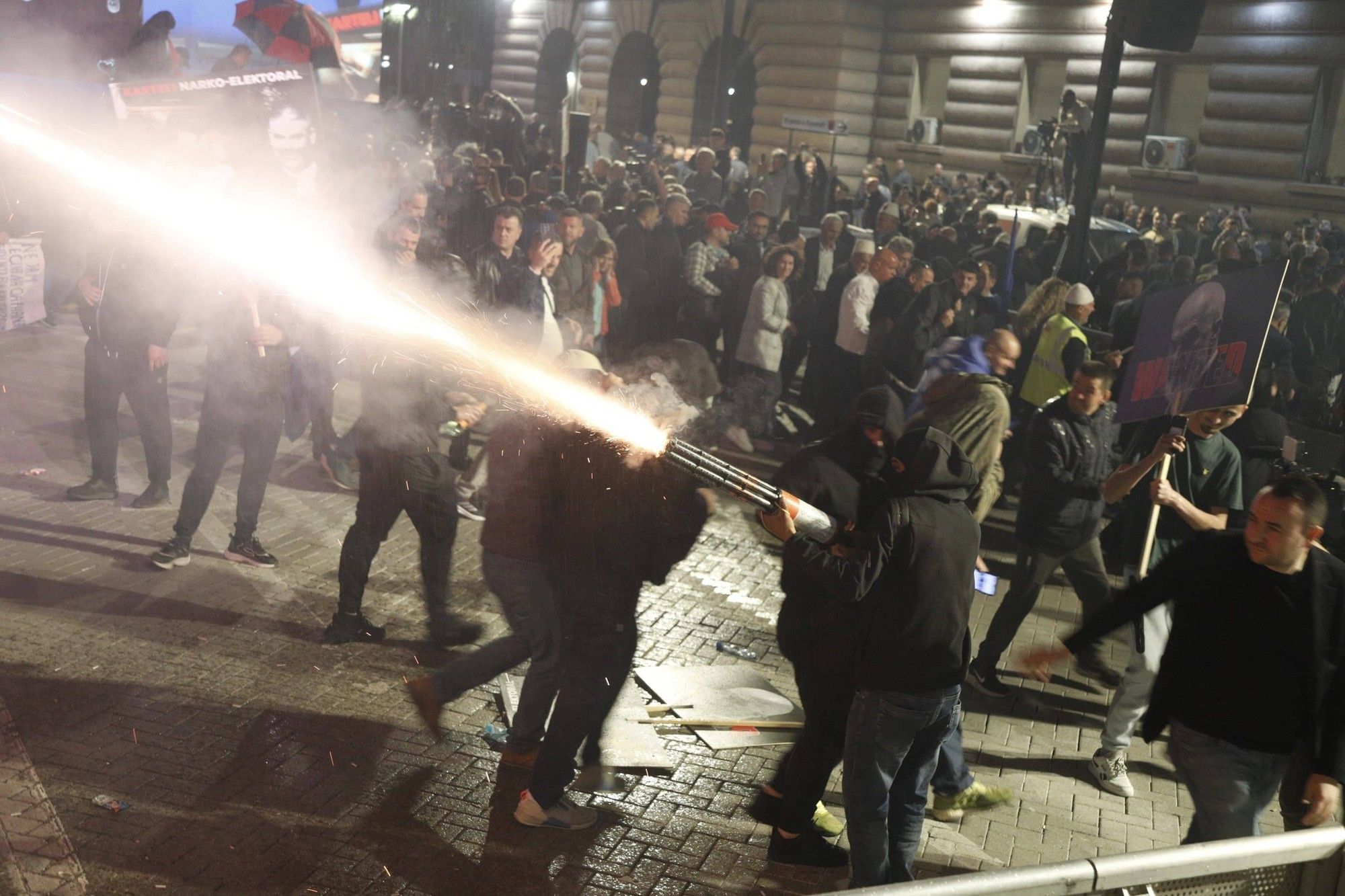 22 të shoqëruar, molotov, gaz lotsjellës e përplasje fizike – Bilanci i protestës së opozitës në Shqipëri